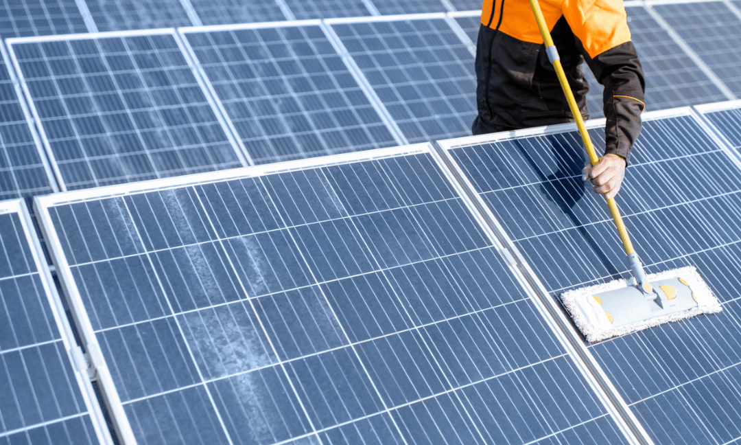 Mantenimiento de placas solares.